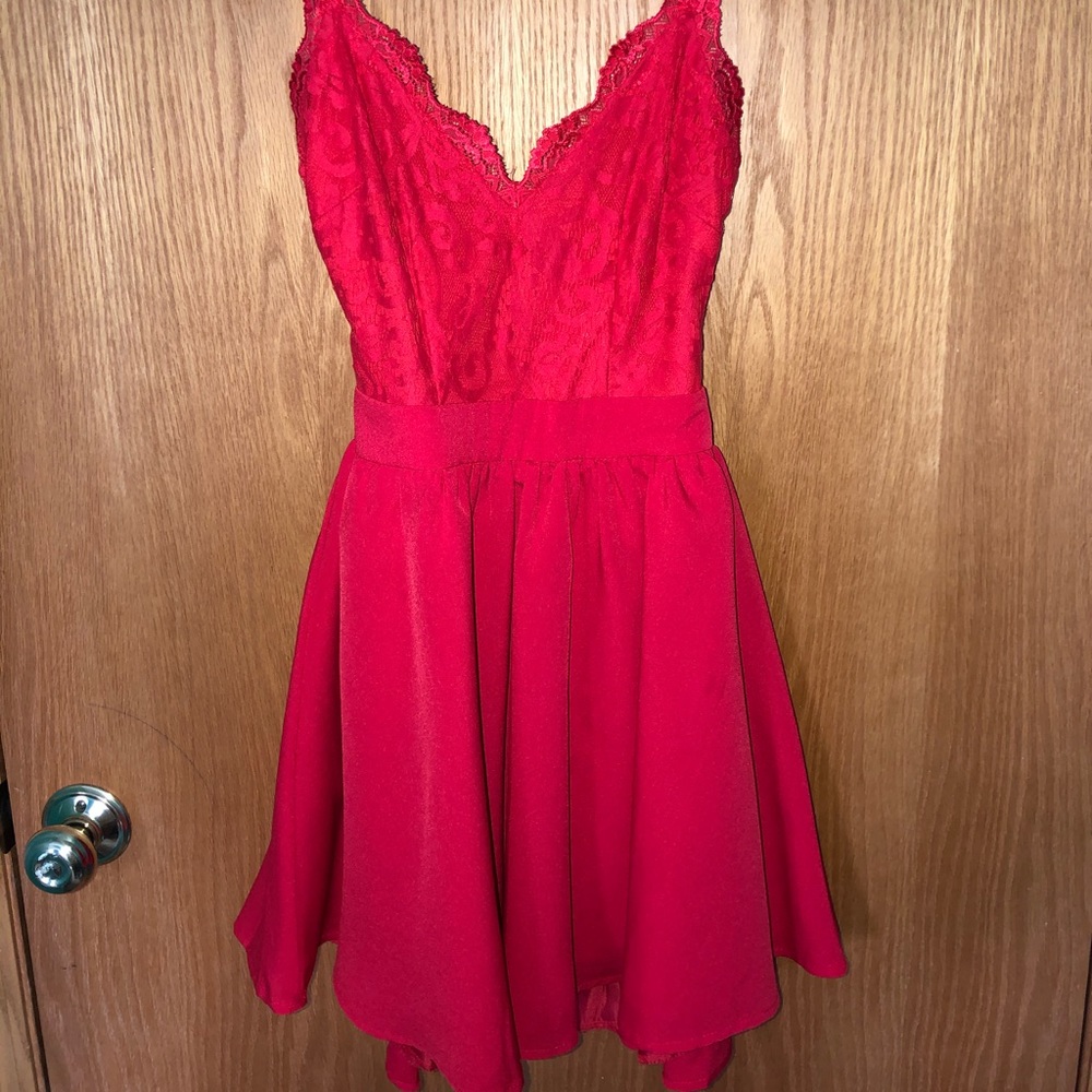 cross back strappy red dress! 💃🏻